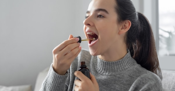 אישה משתמשת בשמן CBD